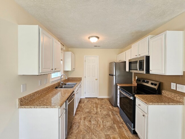 Building Photo - Three Bedroom With Large  Bonus Room