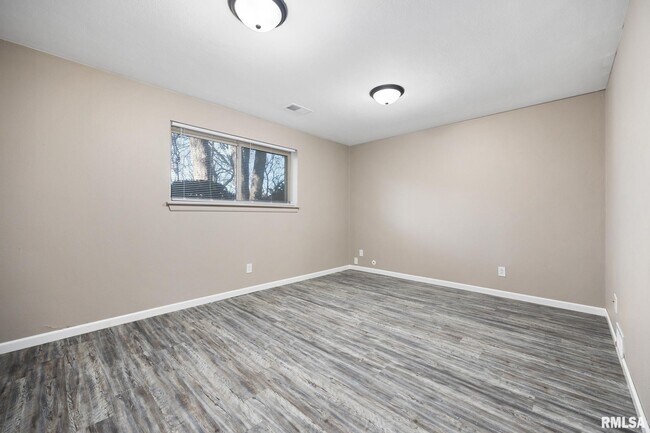 Building Photo - 2315 W Cannes Dr