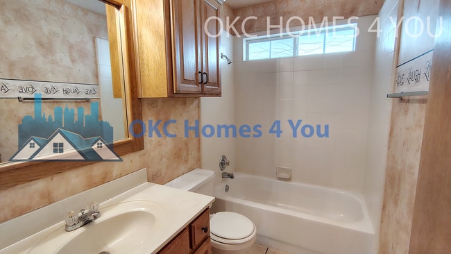 Building Photo - Beautiful 3 Bed + Office Home in Yukon off...