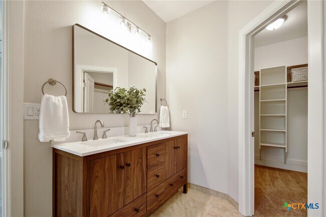 Building Photo - 2109 Meadow View Dr