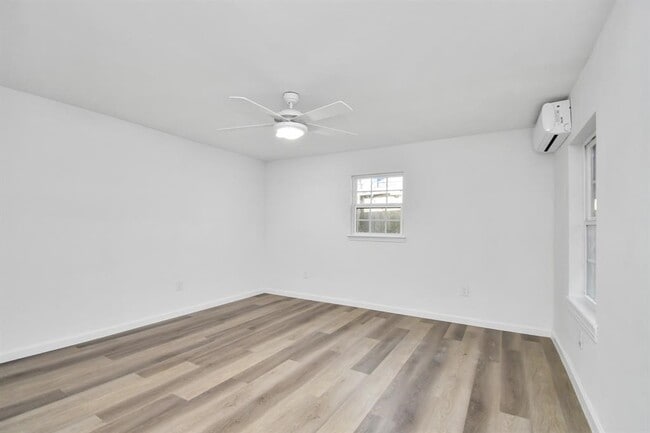 Building Photo - 1802 E Martha Ln