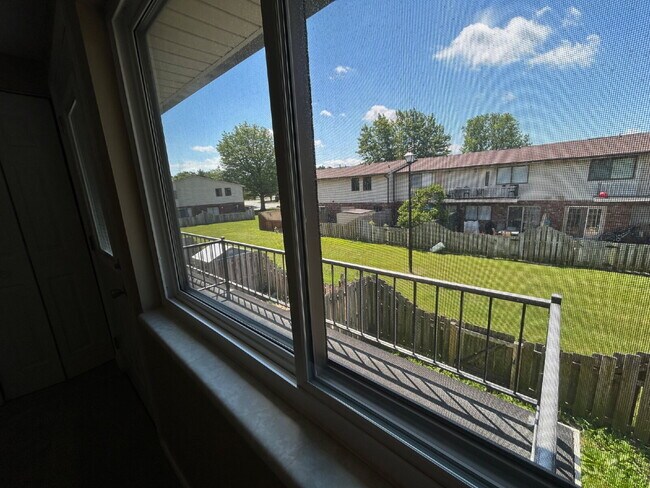 Building Photo - Charming 2-Bed Condo Retreat with 1.5 Baths in Prime Greenwood Location – 1088 Sq Ft of Comfort!
