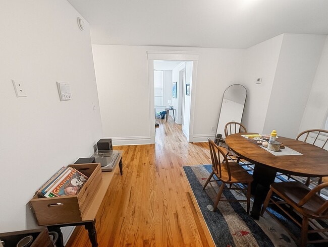 Building Photo - Large 2 BR/ 1 BA in Fantastic Wicker Park Location