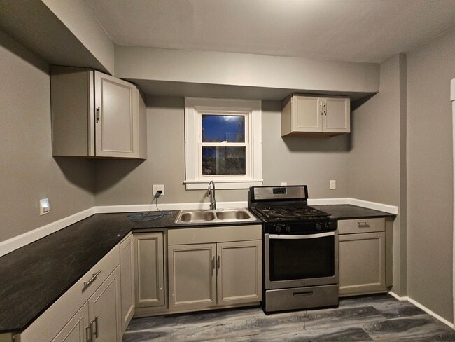 Building Photo - 3 bedroom 1 bath house for rent in the West End!