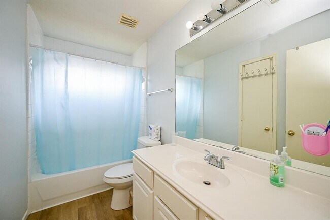 Building Photo - 20418 Linden Tree Dr
