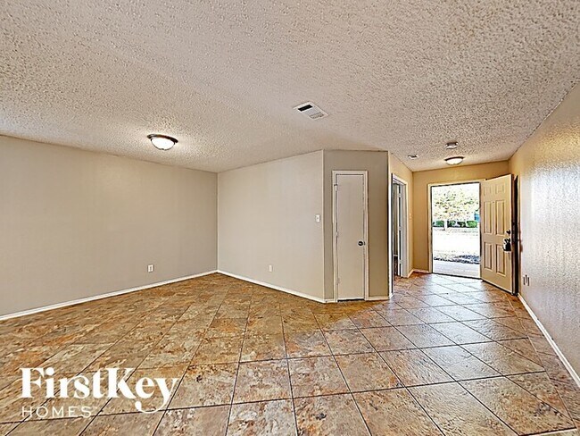 Building Photo - 553 Linacre Dr