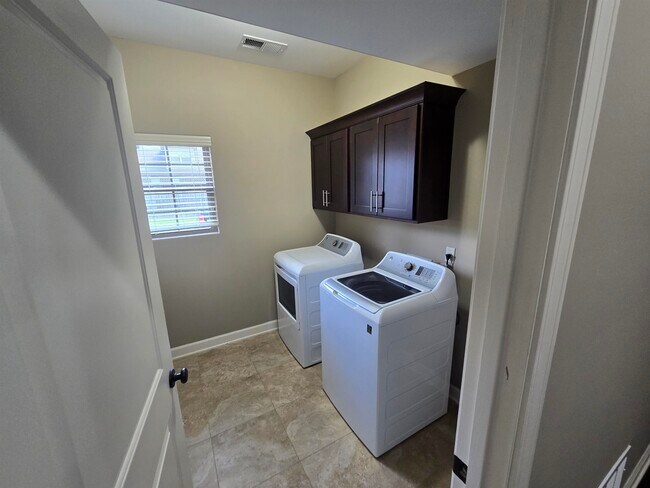 Building Photo - 8949 Poplar Pike
