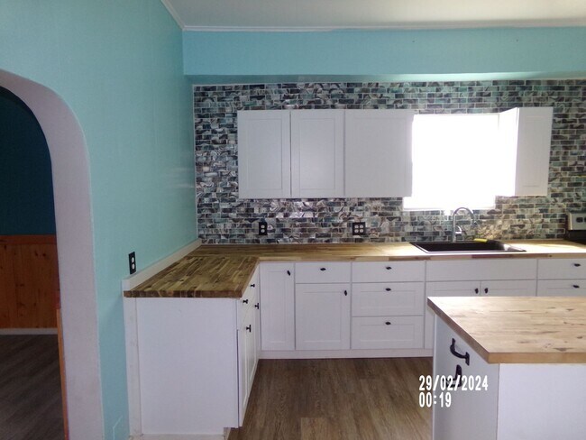 Building Photo - 4bd 1ba Home