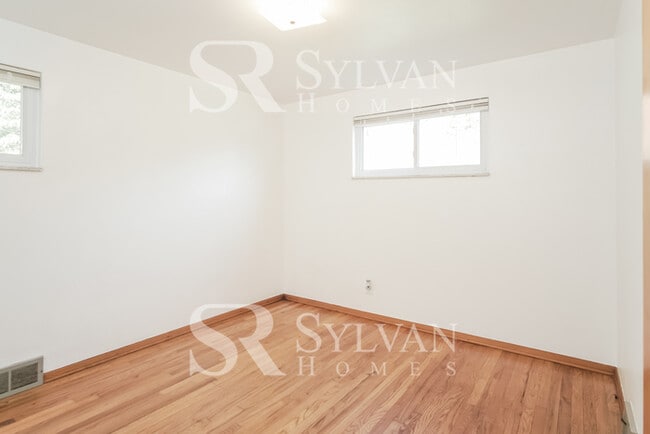 Building Photo - Cute, cozy and comfortable