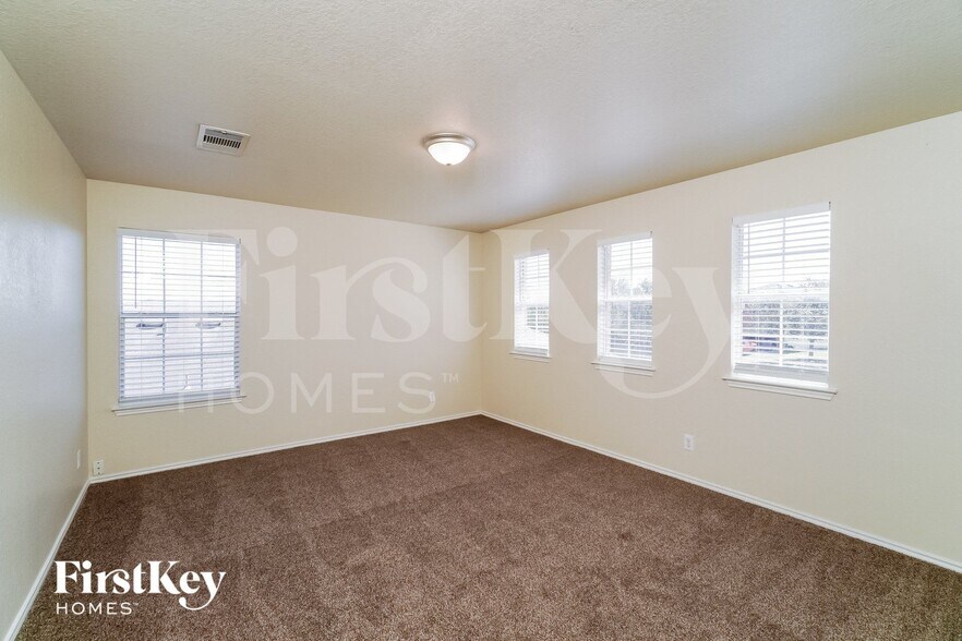 Building Photo - 4911 Viking Coral