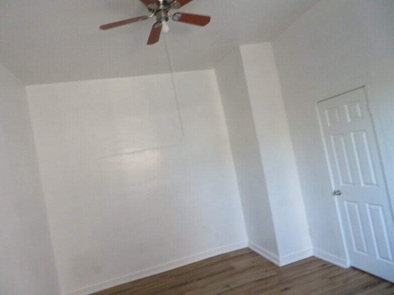 Building Photo - 154 E Colden Ave