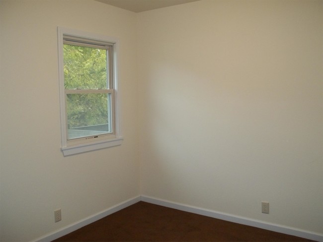Building Photo - 709 E Culton St