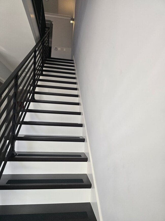 Building Photo - Fully Furnished 2 Bed, 2 Bath Townhome – 5...