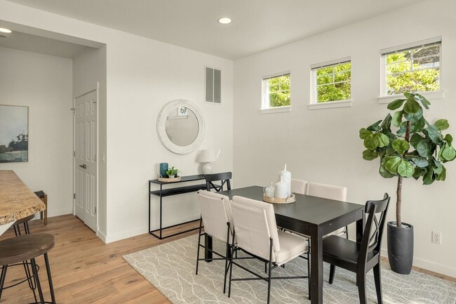 Building Photo - 2Bd/2Ba Issaquah Condo