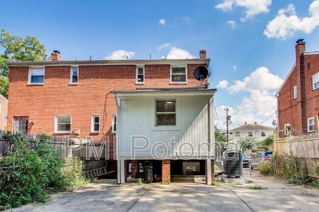 Building Photo - 3407 Floral St