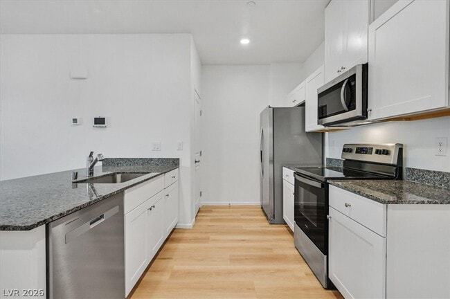 Building Photo - 7484 Mountain Ledge St