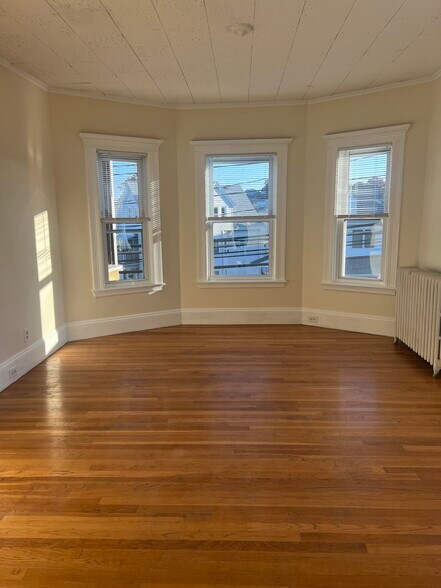 Building Photo - 216 Elm St