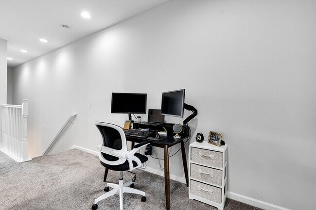 Building Photo - 16330 Oakview Dr