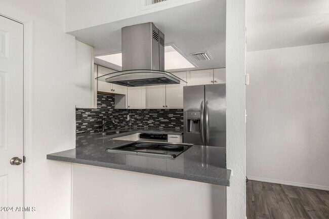 Building Photo - 4718 W Orangewood Ave