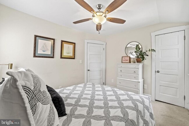 Building Photo - 102 E Linden St