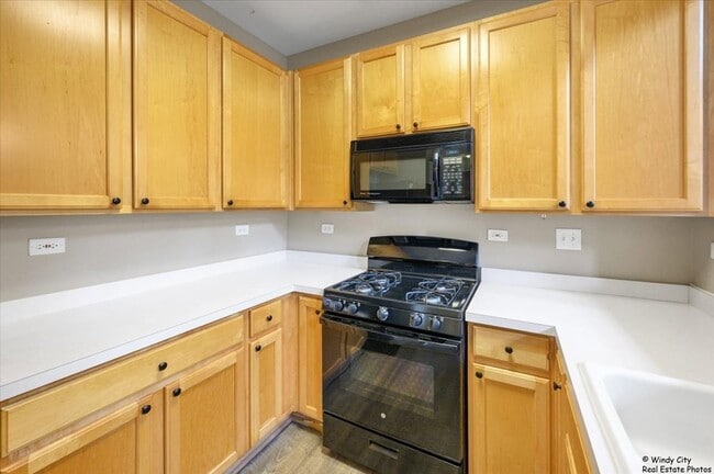 Building Photo - 2571 Hillsboro Blvd