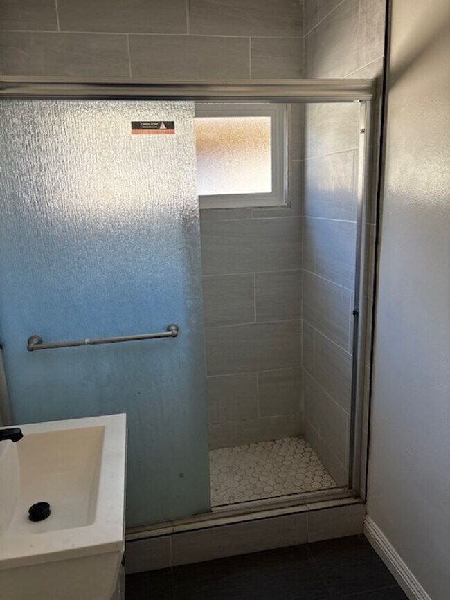 Building Photo - Spacious 1-Bedroom Apartment in Van Nuys – Second floor