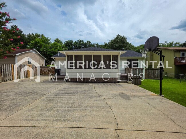 Building Photo - DEPOSIT PENDING! Newly Renovated and Ready for Move In!