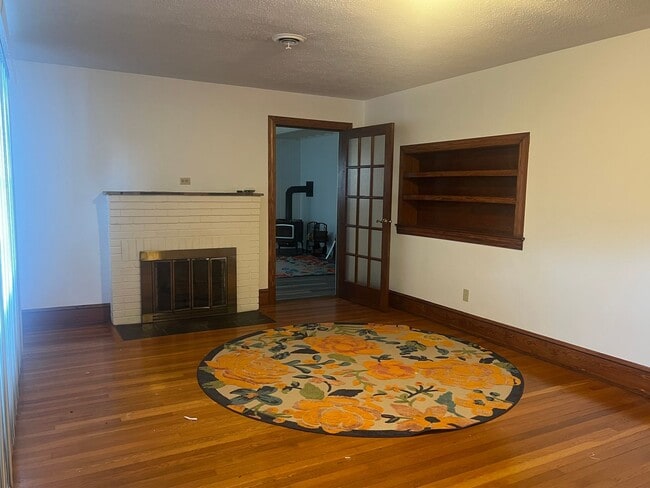 Building Photo - One Level Home! 3bed/1 bath with extra-lar...