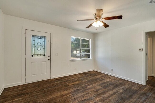 Building Photo - 604 E 1st St