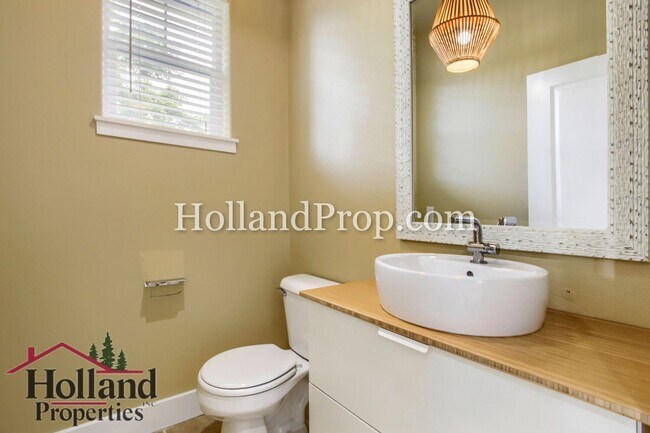 Building Photo - Beautiful 3-Bedroom Home with Covered Patio & Fenced Yard