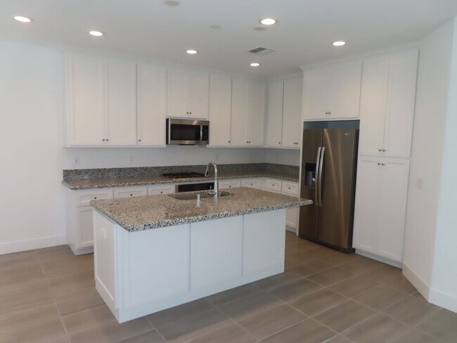 Building Photo - Newer home in Dunes Community