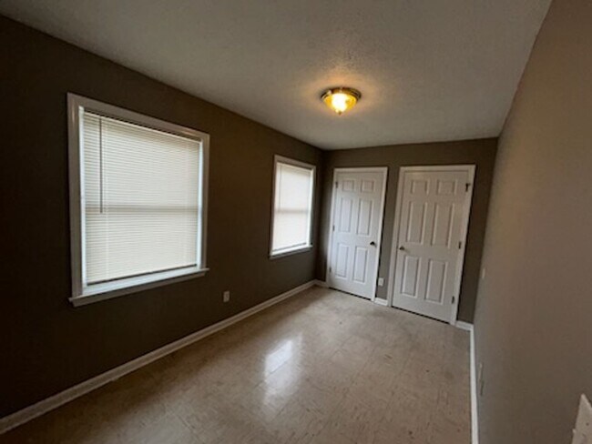 Building Photo - Newly Renovated 2 BR/1BA