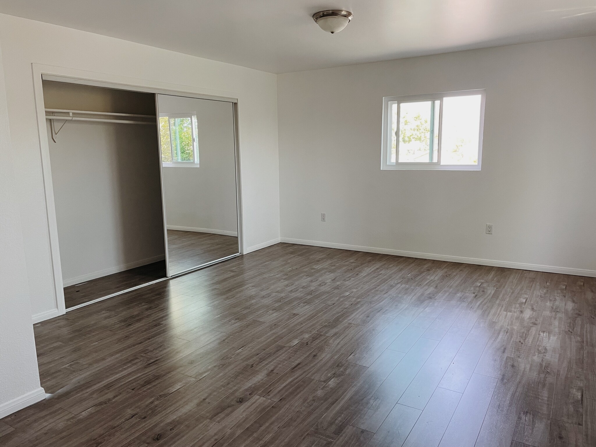Upstairs Large Bedroom, ensuite bath - 3959 S Van Ness Ave