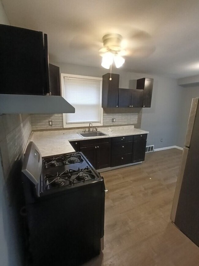 Building Photo - 3 bed/1 bath bungalow - Now Available!