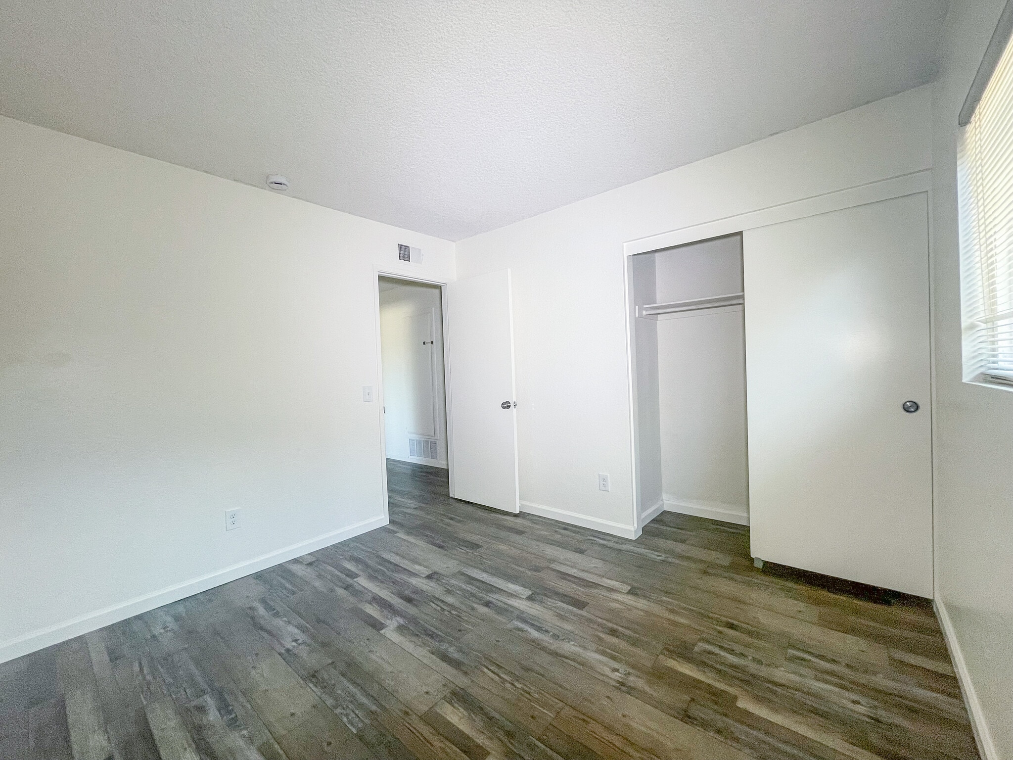 Bedroom 3 looking towards closet and door - 25770 Mariposa St