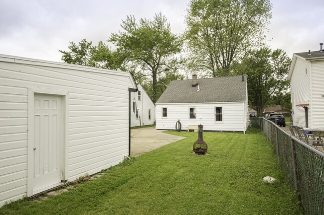 Building Photo - 1319 E 345th St