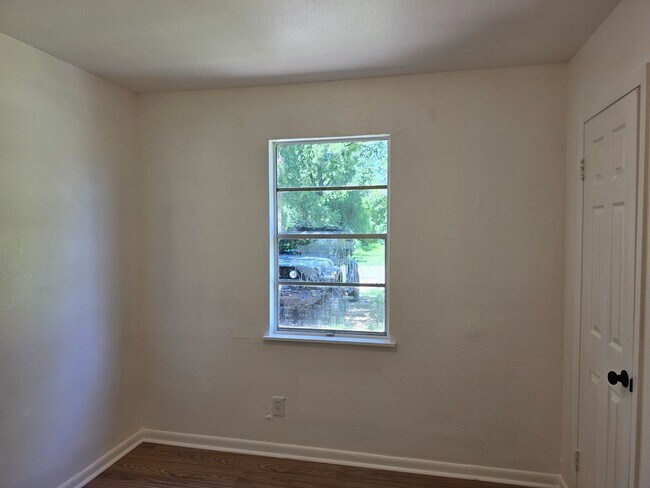 Building Photo - 245 W 71st St