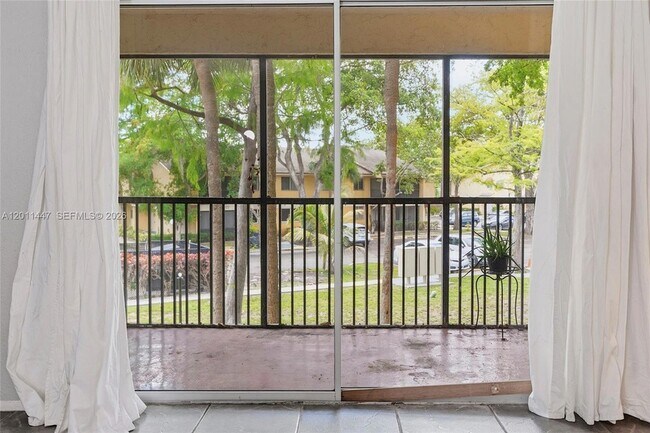 Building Photo - 3083 N Oakland Forest Dr