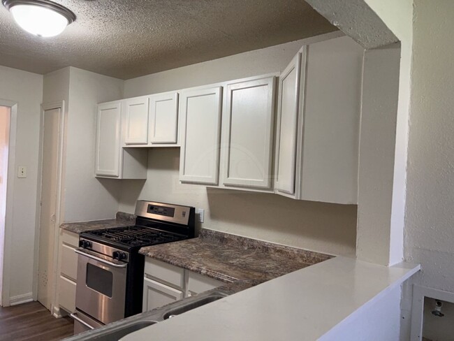 Building Photo - ***1st and 2nd Month: 2-weeks Free Rent***...