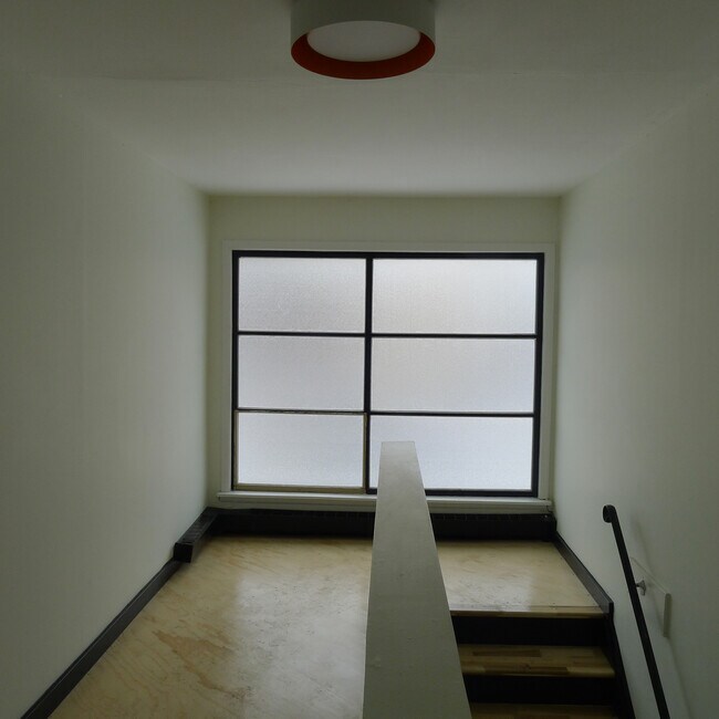 Building Photo - 1060 Van Dyke St