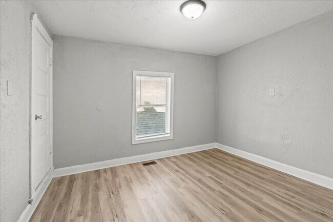 Building Photo - 1132 N Rural St