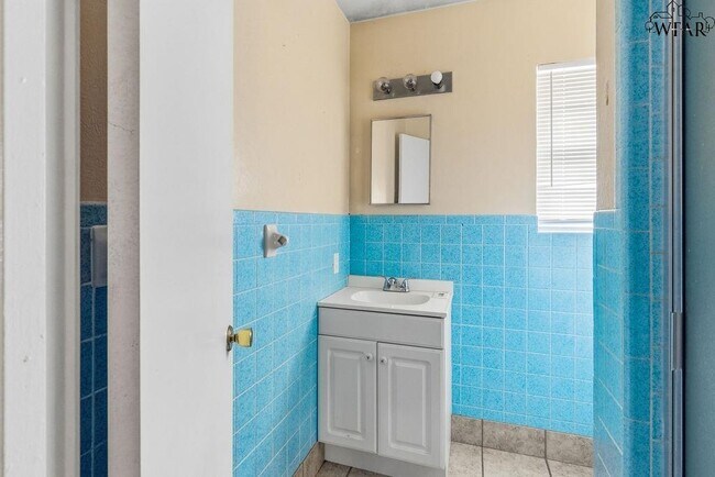 Building Photo - 4202 Meadowbrook Dr