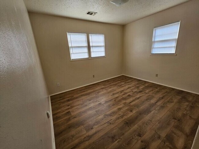 Building Photo - Spacious 3-Bedroom Home