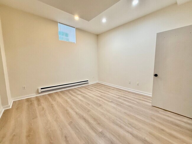 Building Photo - 452 Clementine Park