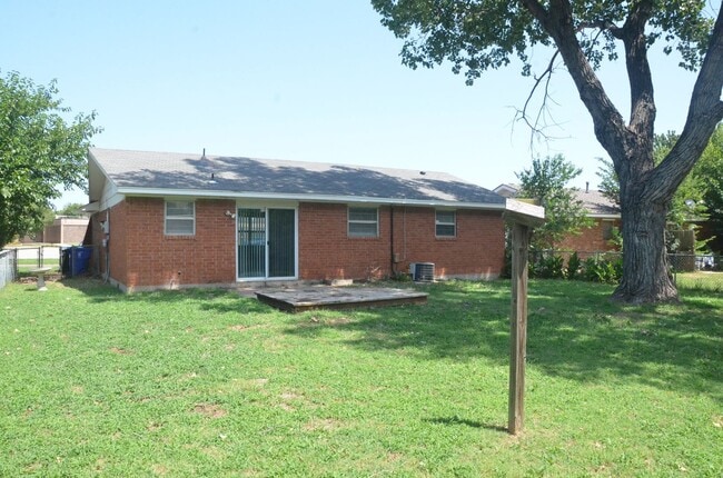 Building Photo - Cute Home w/Great Yard!