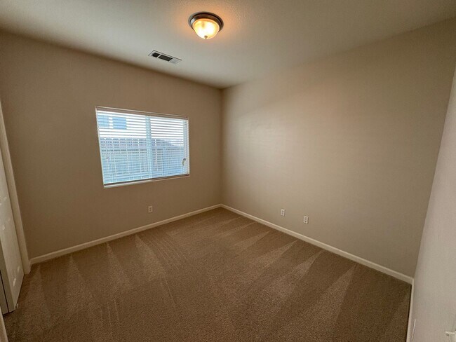 Building Photo - Immaculate NW Visalia home for rent!