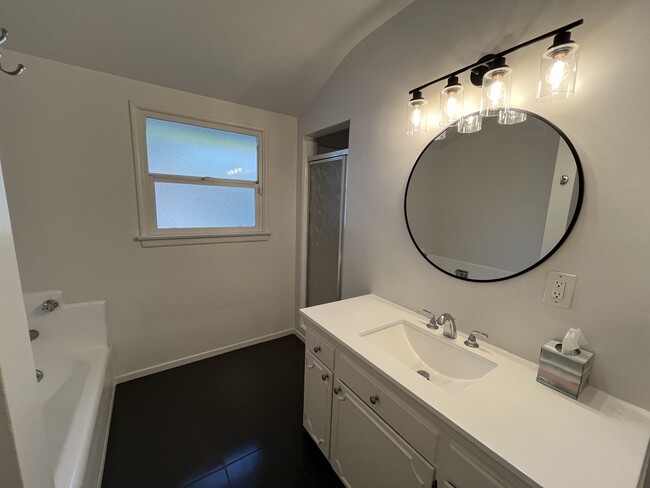 Master bathroom - 13411 Erwin Street