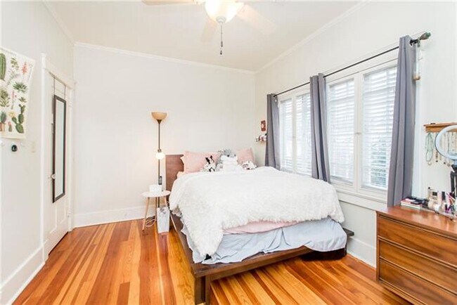 Building Photo - 5 BR- Available June 2027 lease - Renovated House steps from Campus!