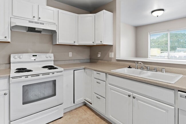 Building Photo - Spacious 2-Bedroom Duplex Near Tacoma Mall...