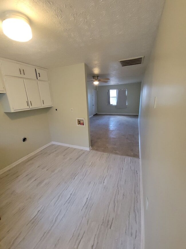 Building Photo - 2 bedroom/1 bath duplex in Pike Co